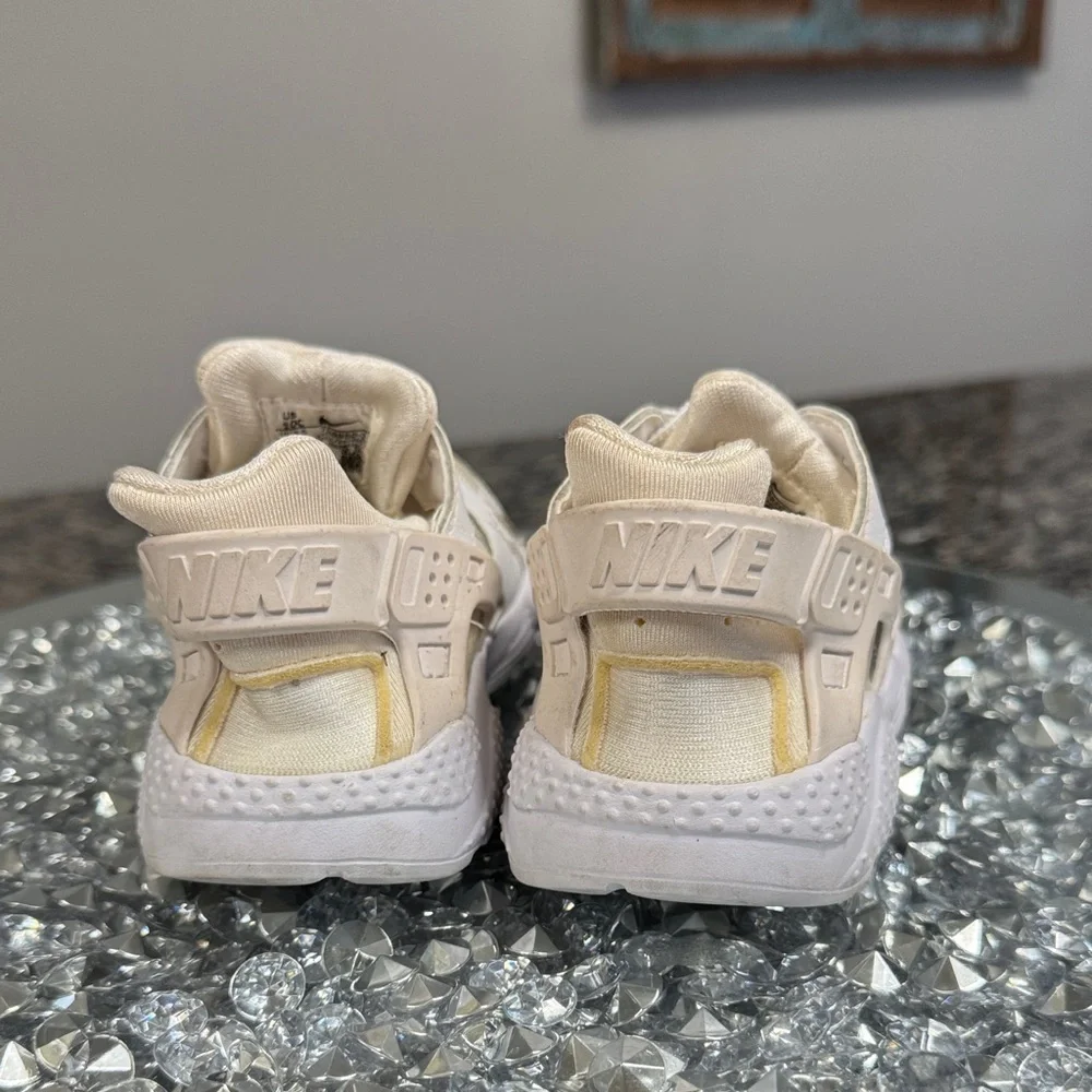 Nike huaraches Kids White and Tan Sneakers 10C